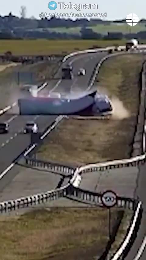 España | Impresionante | Un camión se cruza por completo en la A5