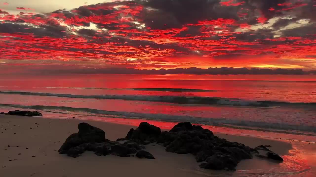 Perfect Sunrise at the Beach with Calming Sound of Waves | 4K Ultra HD