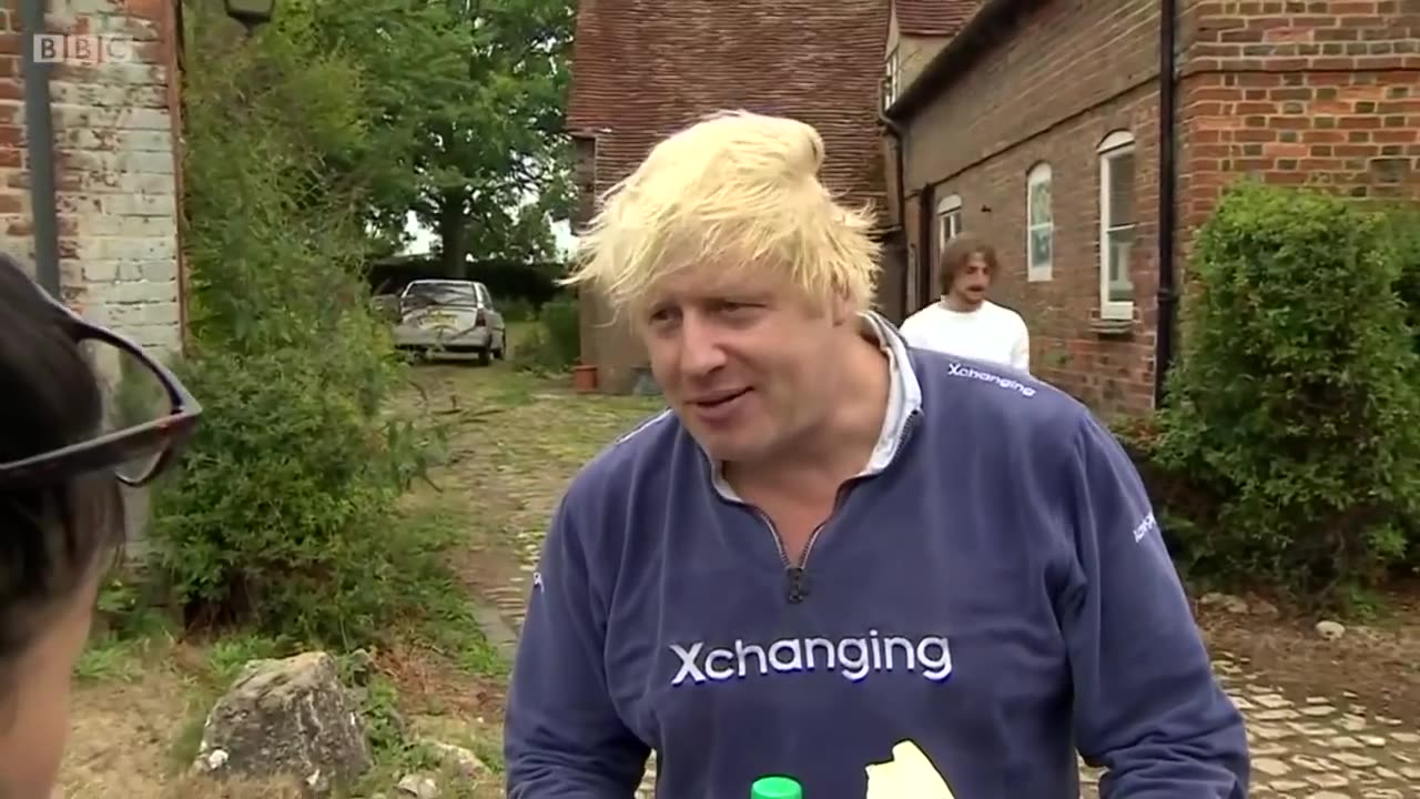 The former foreign secretary Boris Johnson offers tea instead of answers - BBC News