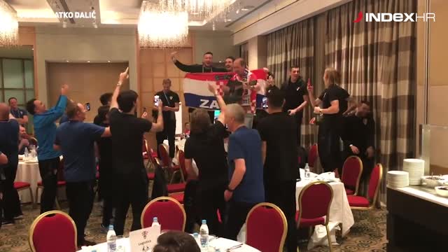 Vatreni pjevaju i slave