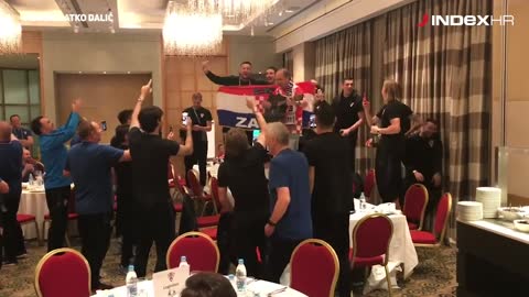 Vatreni pjevaju i slave