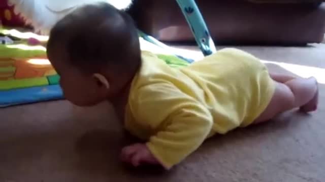 amazing baby Vanessa crawling - 5 months old_batch