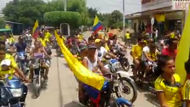 Con caravana, hinchas festejan clasificación de Colombia