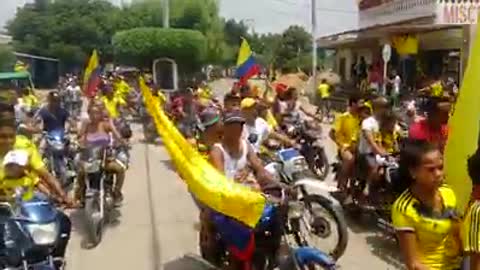 Con caravana, hinchas festejan clasificación de Colombia