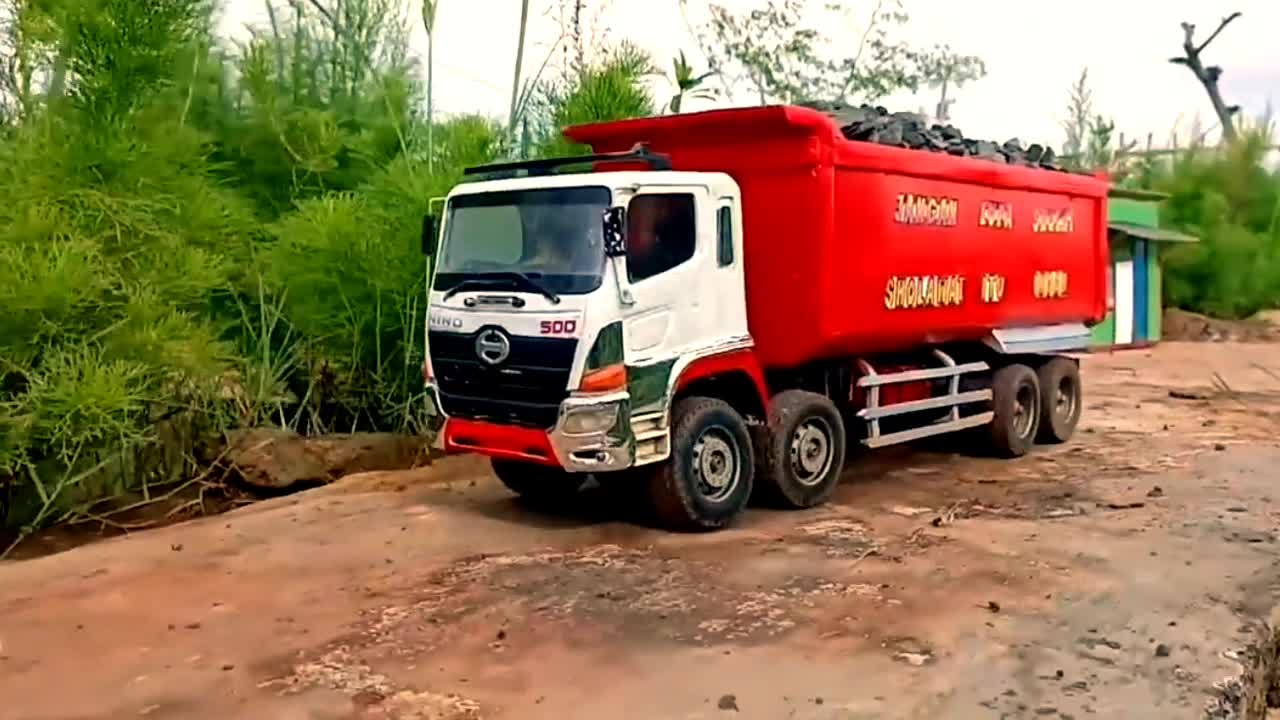 Due to the brakes, the car that was loaded with rocks rolled over