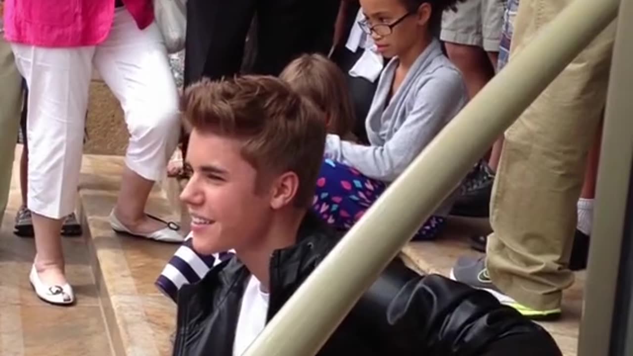 Justin Bieber sings on the streets for a long time with a large crowd