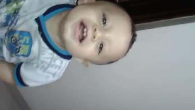 BEBÉ HERMOSO RIENDOSE A CARCAJADAS