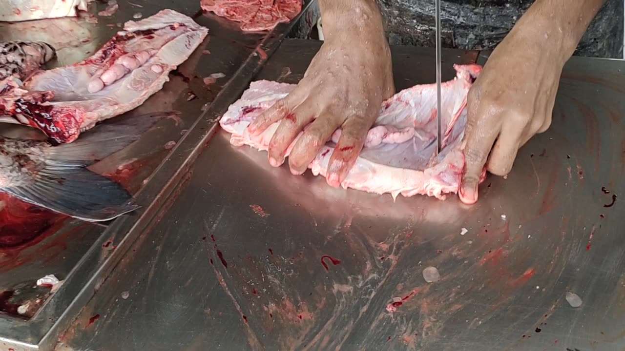 Giant Katla Fish Cutting By Machine Expert Cutter In Fish Market