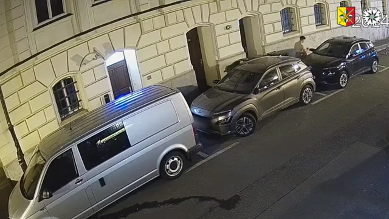 Half-naked vandal destroyed police cars in the centre of Prague, police ask witnesses for help