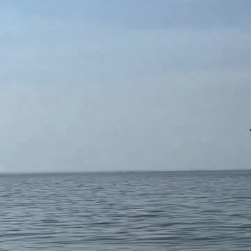 Mísseis de cruzeiro russos passando por pescadores a caminho de atingir alvos ucranianos.