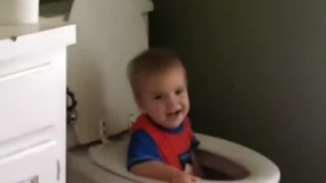 Прикольные дети.Купаются в раковине.\Top,Funny,baby,babies,falls, fa