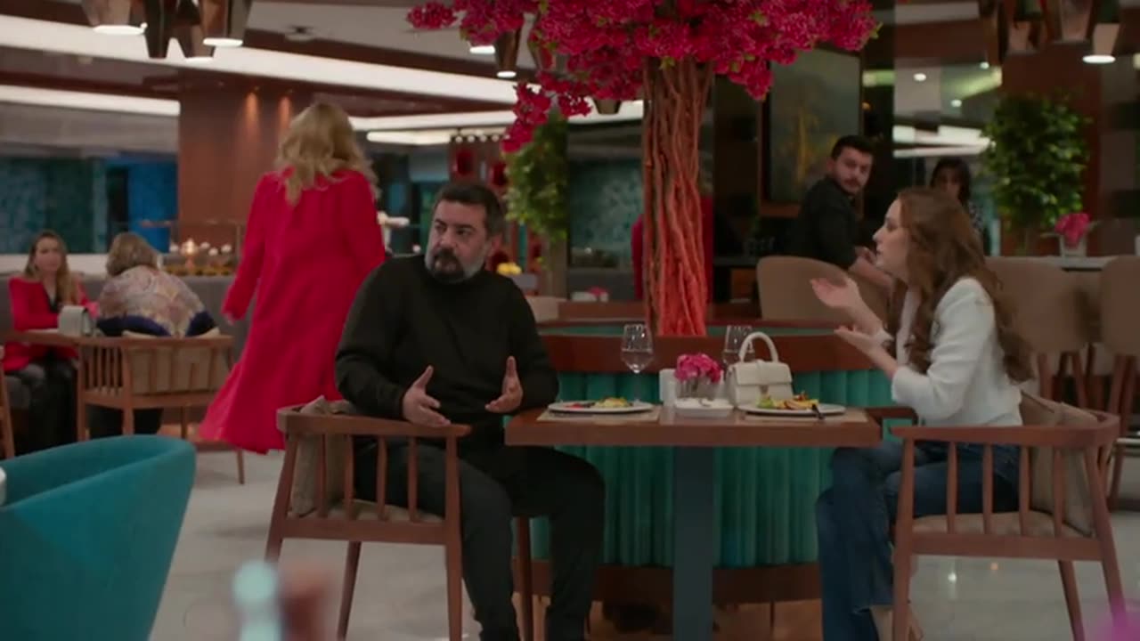 Nebahat vuelve a pillar a Akif tonteando con Süreyya: "¡Para mí estás muerto!"