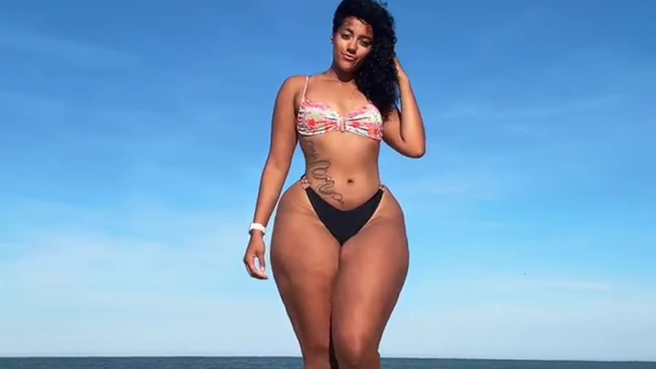 Curvy girl spend sometime at the beach..😊