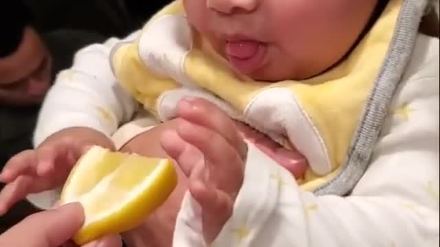 FUNNY BABIES EATING LEMONS FOR THE FIRST TIME