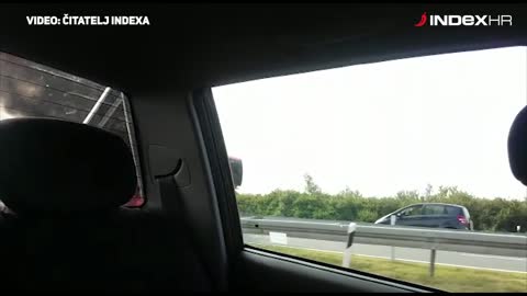 Gori kamion s autima na autocesti