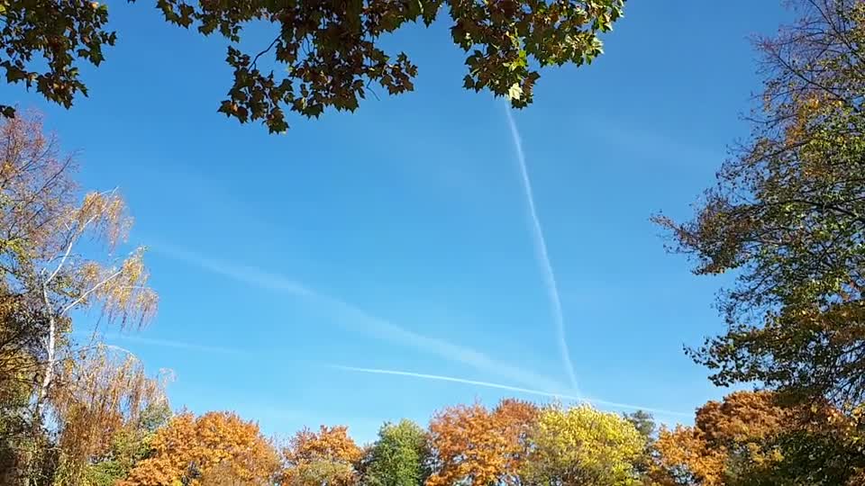 Himmel in Berlin am 17.10.2022 um 12 Uhr