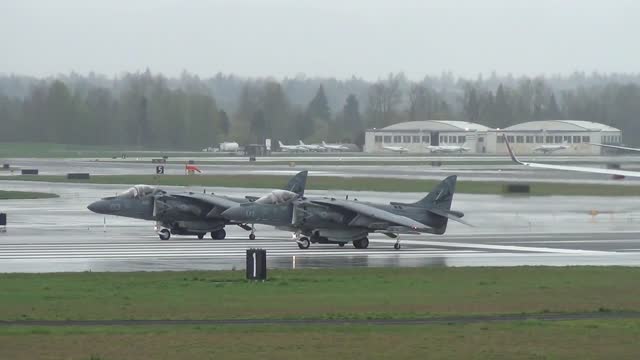 2 Jets Take Off Simultaneously