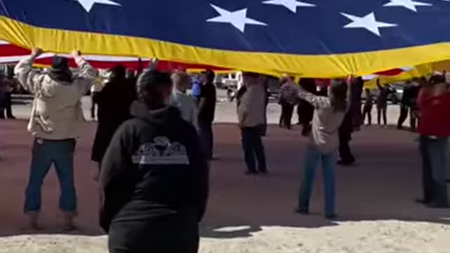 REMARKABLE BIGGEST AMERICAN FLAG.PEOPLE FREEDOM CONVOY.