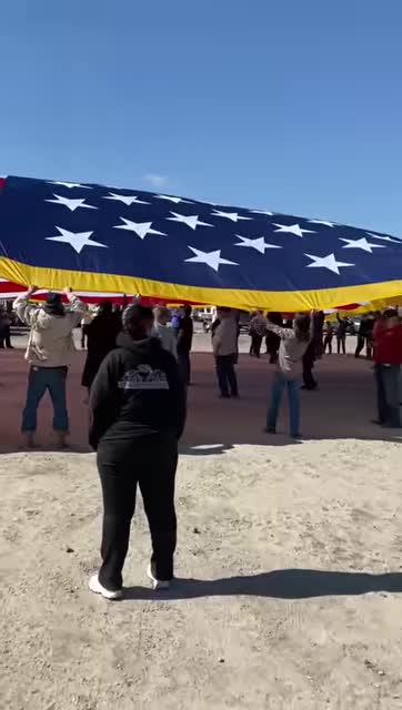 REMARKABLE BIGGEST AMERICAN FLAG.PEOPLE FREEDOM CONVOY.