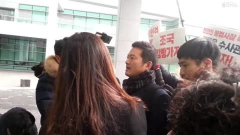 20190221_V3_S01(7J6AWcxO5vU)정의는 살아있다! 나라를 회복하기 위해 몸을 바치는 의인 김태우수사관의 당당한 모습!