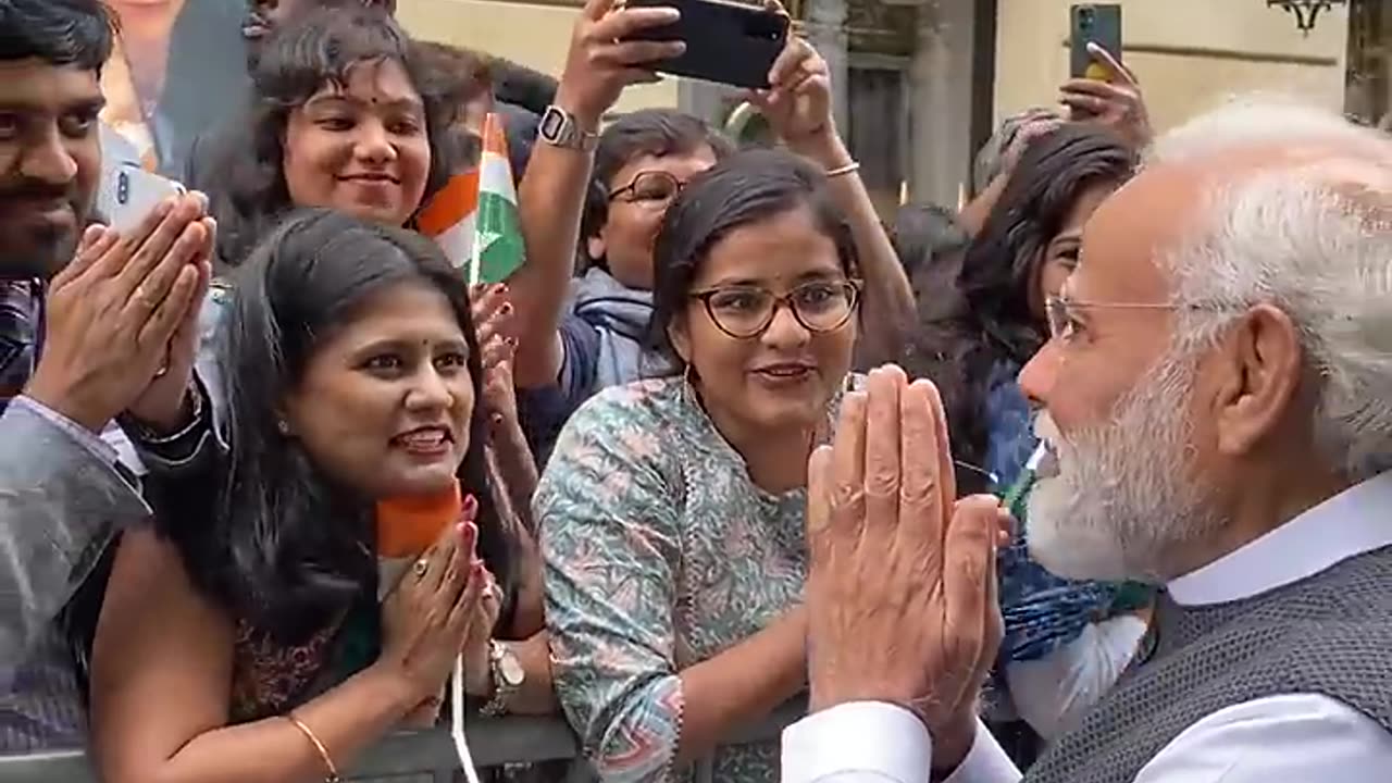 PM Modi's candid interaction with the Indian community in France