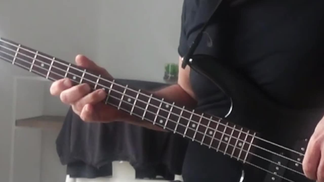 Lefty shortscale bass player improvize on Ibanez