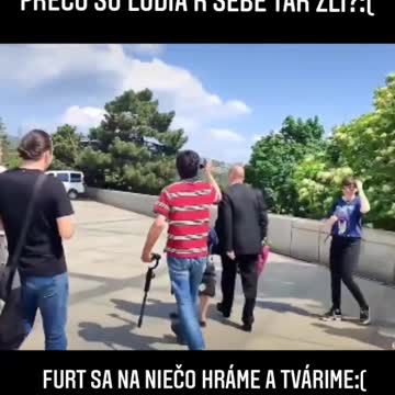 Nacista bránící Štefanovi Harabinovi položit květy k pomníku padlých na Slavíně