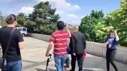 Nacista bránící Štefanovi Harabinovi položit květy k pomníku padlých na Slavíně