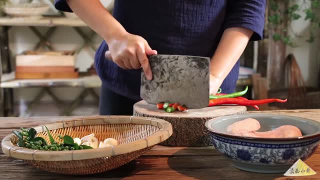 Cooking Noodles with Rattan Pepper, Pig Bone Stew, Bamboo Shoots and Chicken