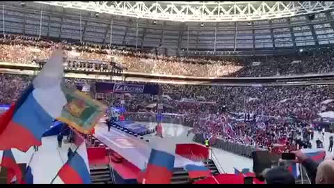 Putin leaves the stage at Luzhniki to thunderous applause (18/03/22)