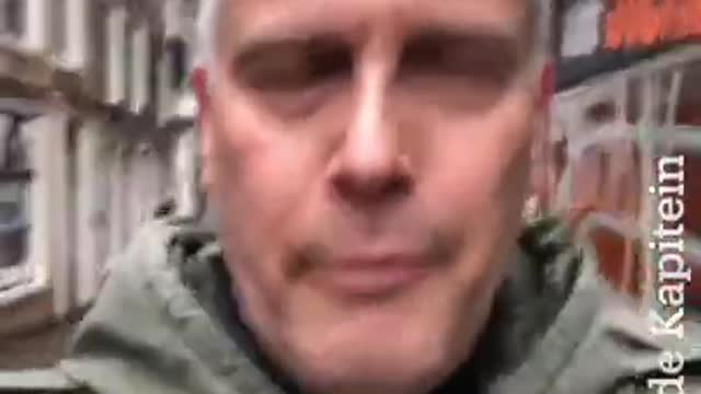 DANIEL GERRITSEN MOET QR CODE LATEN ZIEN OP DE KERSTMARKT