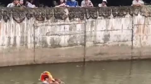 The monkey fell into the water, and the man was rescued