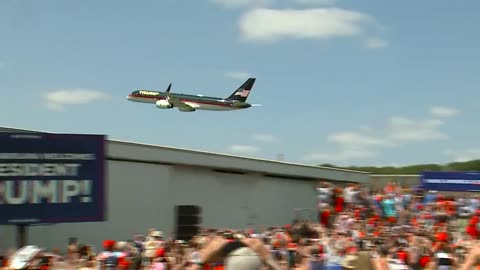 🔥 President Trump just did an EPIC flyover in North Carolina while arriving at his
