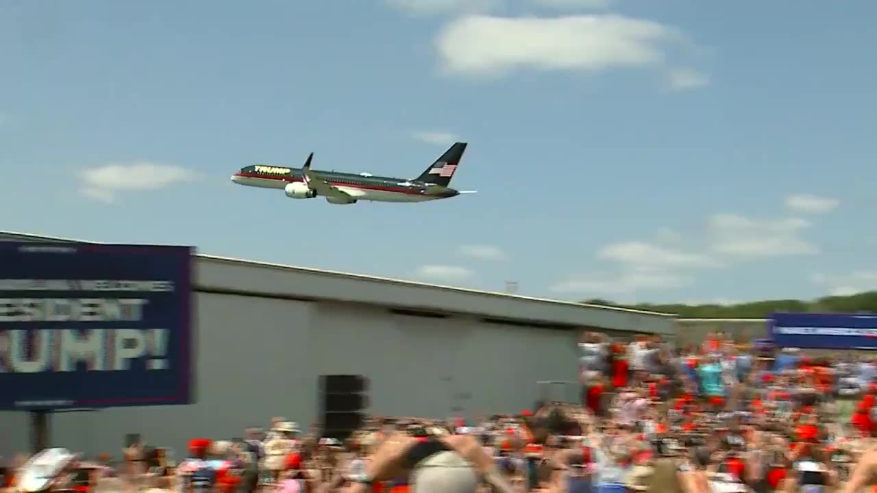 🔥 President Trump just did an EPIC flyover in North Carolina while arriving at his