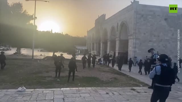 Scontri scoppiano nel luogo sacro di Gerusalemme mentre il Ramadan si avvicina alla fine.Il complesso della moschea di Al-Aqsa ha visto un altro attacco di violenza mentre i fedeli palestinesi si scontravano con la polizia cazara sionista,lanciando pietre