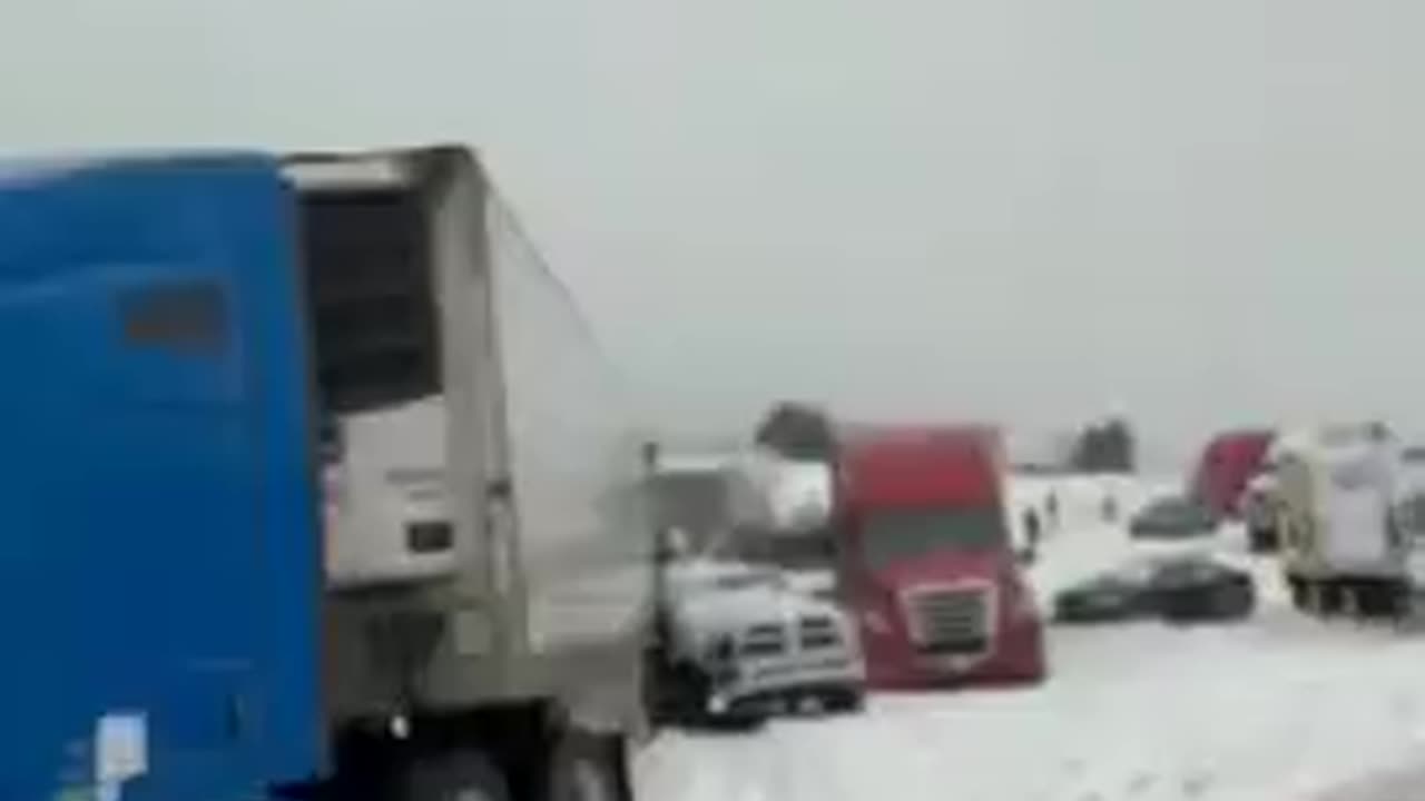 🚨WARNING: Multiple vehicles collided due to blizzard conditions on I-40 road in Cuervo of New Mexico