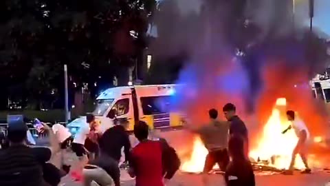 Leeds: Migrants take over, Police flees