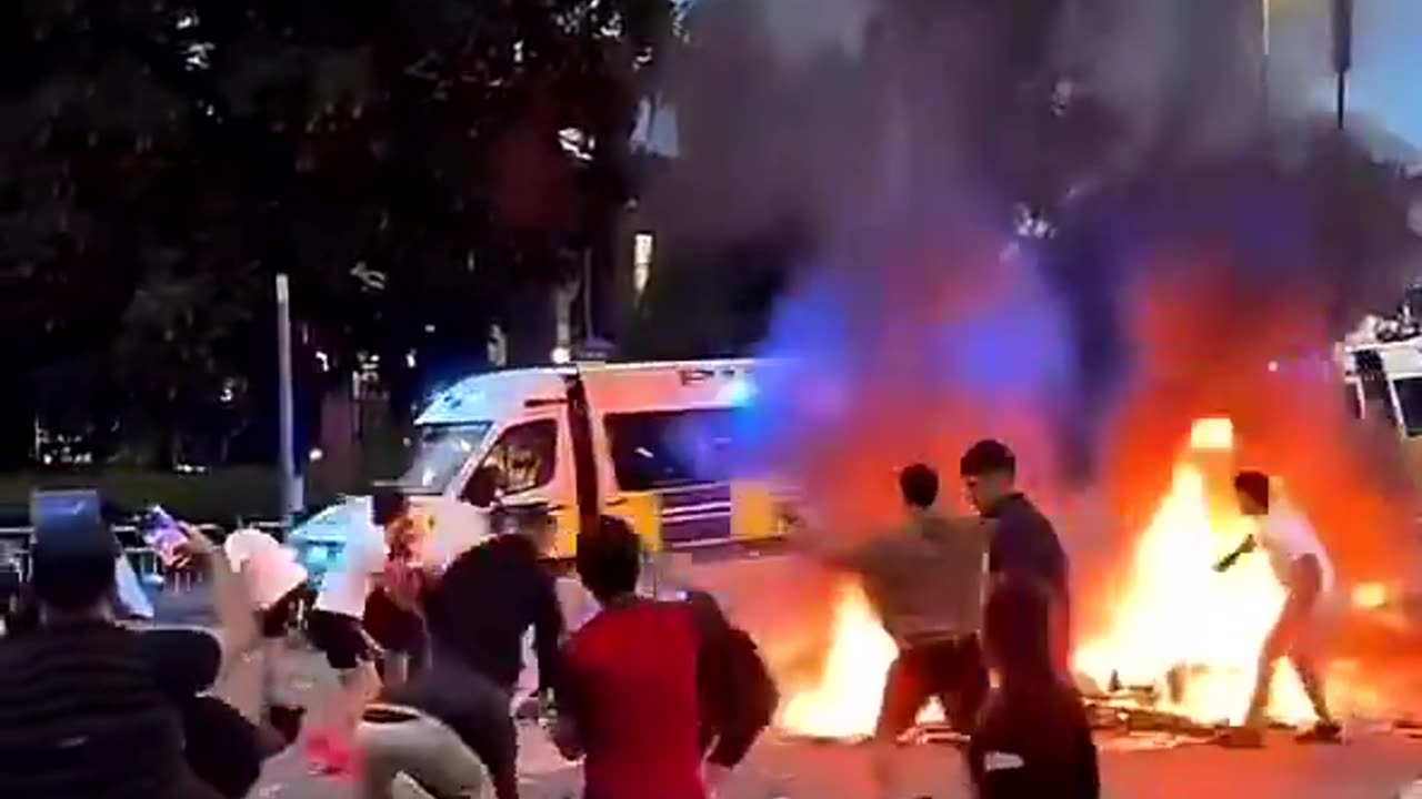 Leeds: Migrants take over, Police flees