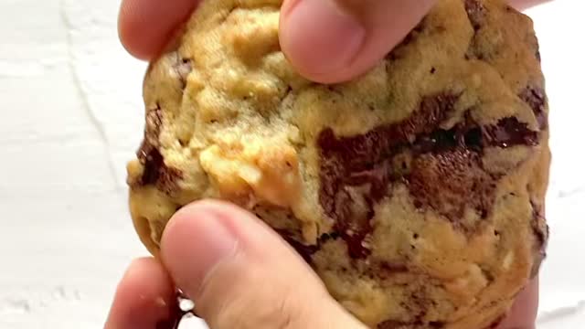 DoubleTree Chocolate Chip Cookies [CRUMBSHOT]