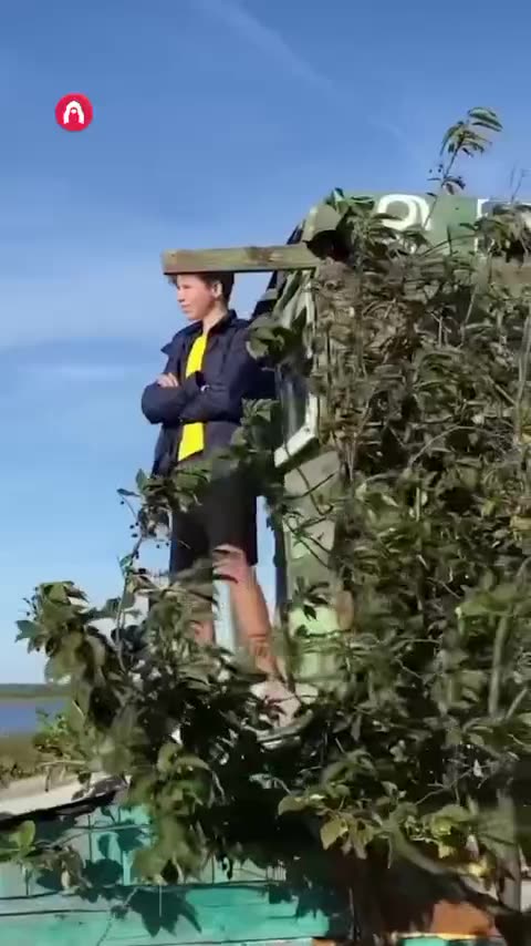 A teenager with the funny user name Tosha Kartoshkin shared a construction process