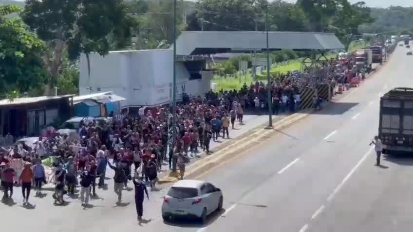 👉👉MX: 5,000 migrants celebrate as they pass through
