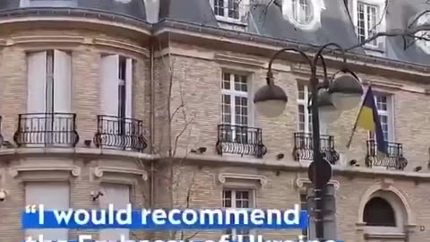 Ambasciata Ucraina in Francia ricoperta da un cappotto di letame dai contadini francesi