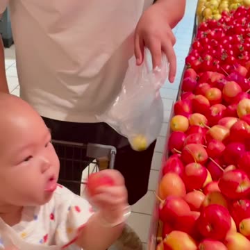 Little tomato bandit caught in the act