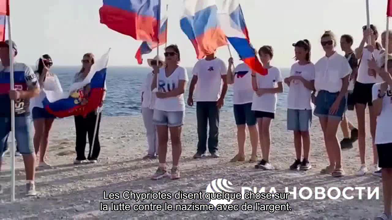 Des racistes ont sauté avec leurs haillons sanglants sur un cap à Chypre. Rappelons que Chypre et