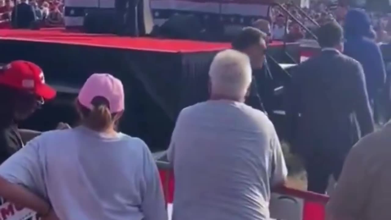 Trump Shooting -Secret Service agent clears the public before shooting starts