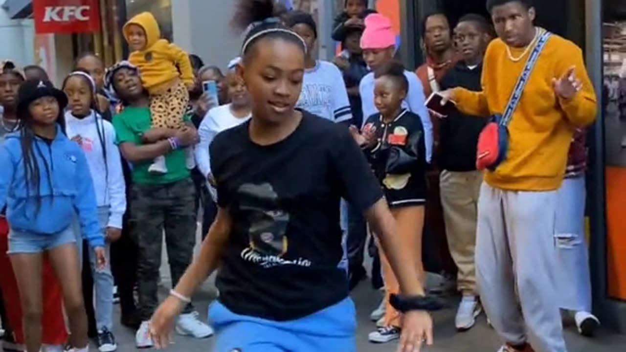 Crowd goes wild as little girl does Amapiano legwork