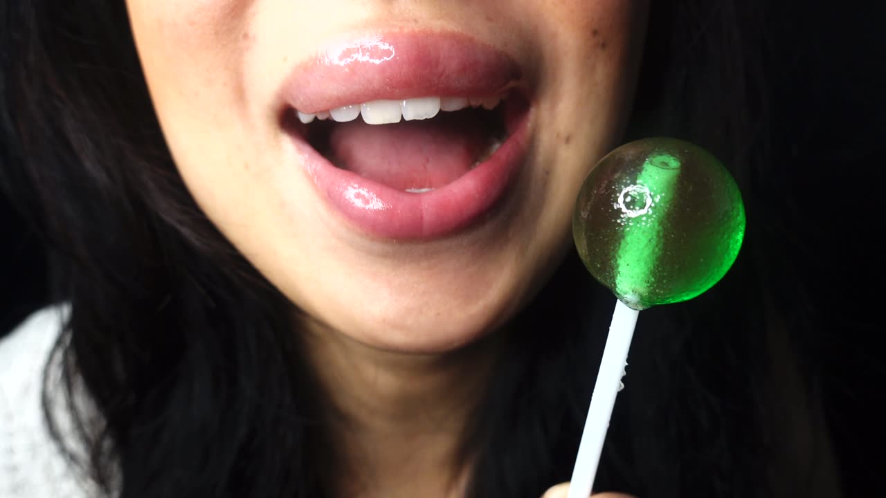 ASMR LICKING LOLLIPOP!!