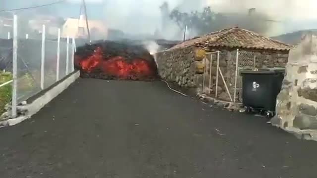 🌋 A lava tongue destroys everything in its path on La Palma