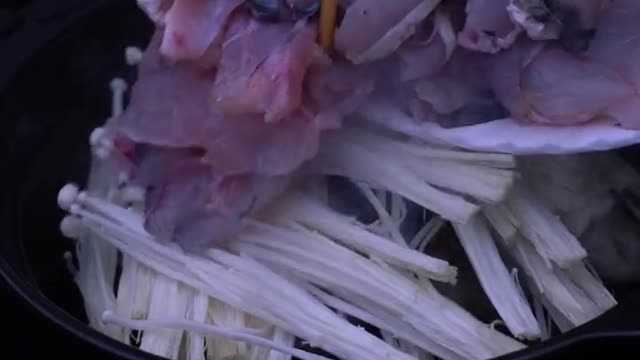 Chinese rural girls make their own seafood dinner, which makes them have a good appetite