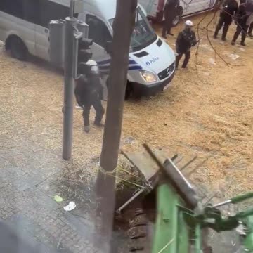 Belgian Farmers break through police roadblocks
